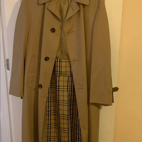 Holt Renfrew Men’s Classic Tan OverCoat - size 42 (L) - Picture 8 of 9
